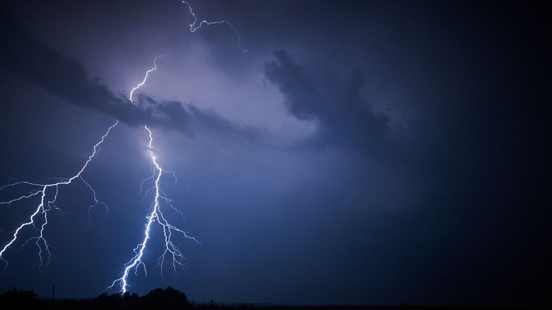 Targeted inspections of wind turbines after a lightning strike. Copyright: sandsun/Getty Images
