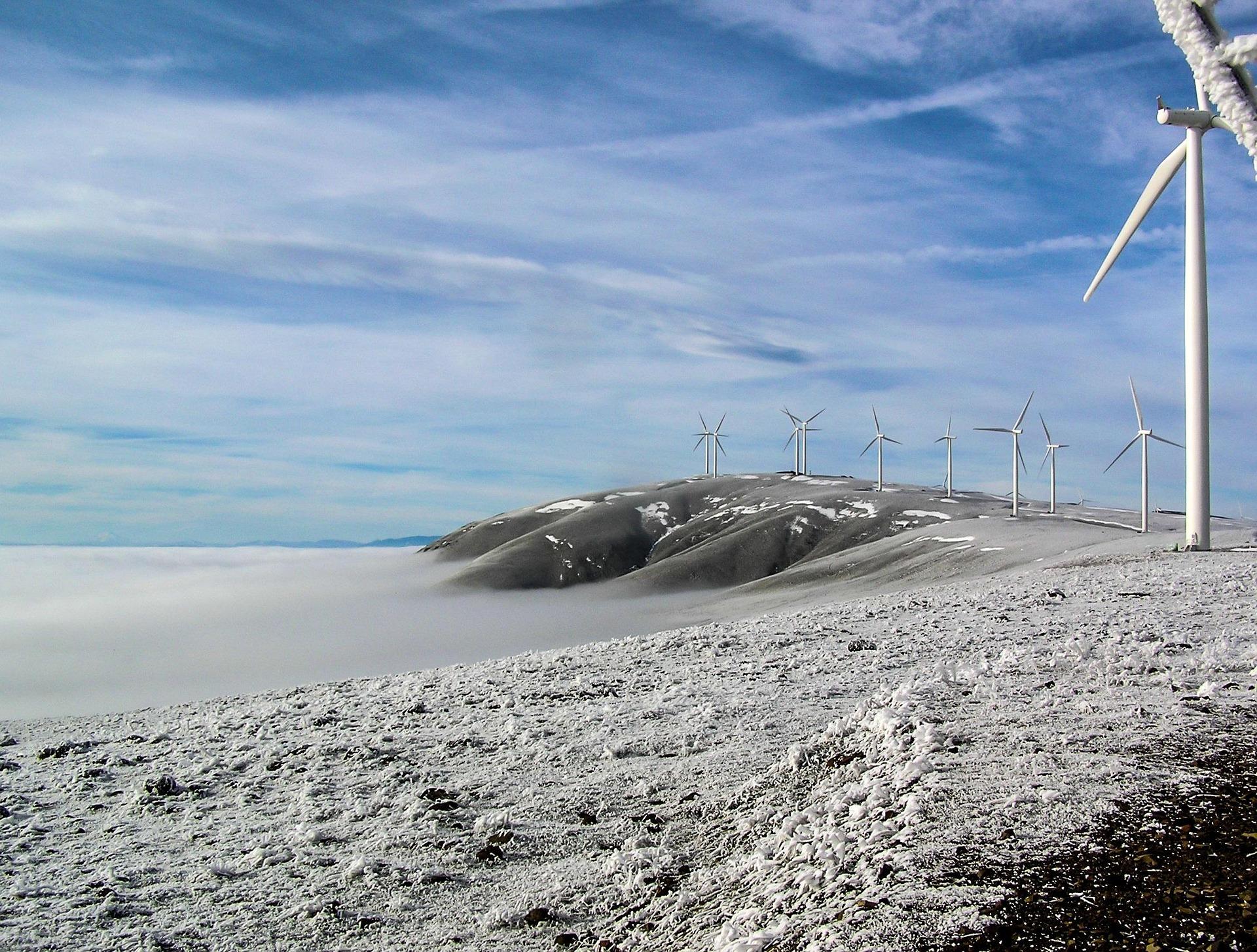 Windpark in kalter Umgebung auf einem Hügel